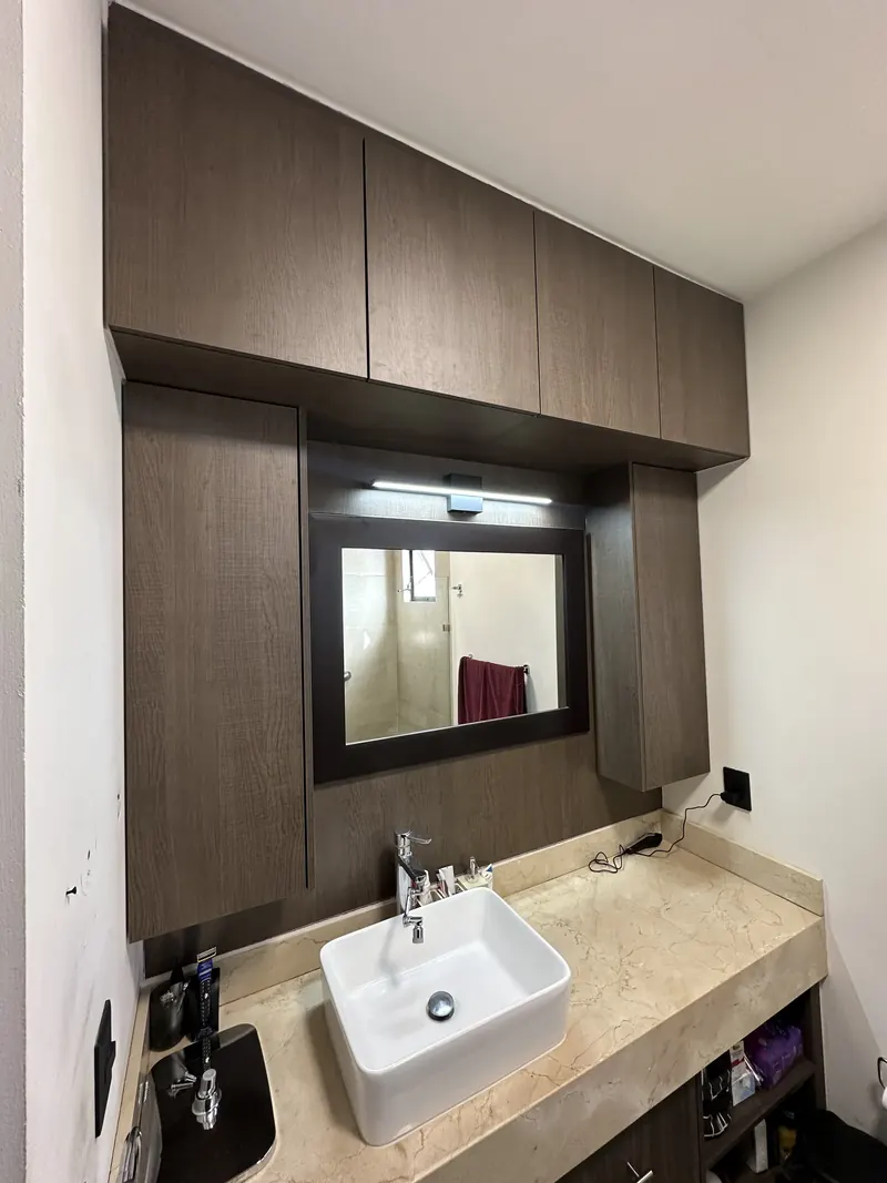 Mueble de baño con lavabo, trabajo previo