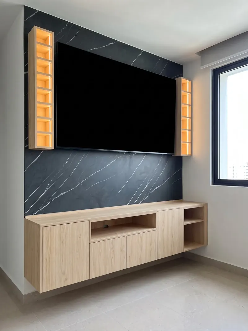 Centro de TV con muro de piedra oscura, trabajo previo