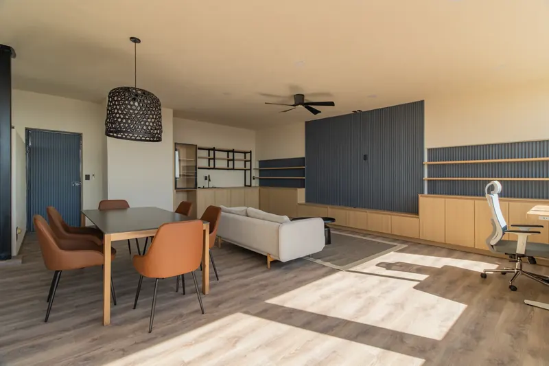 Espacio con muros de madera y lámparas, trabajo previo